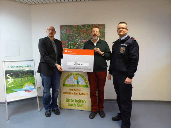 Der Spendenscheck in Höhe von 1.000€ vom Weihnachtshof 2015 in Hainau wird an die Elterninitiative krebskranker Kinder übergeben.
